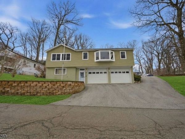 335 Elmira Trl, Hopatcong, NJ 07843