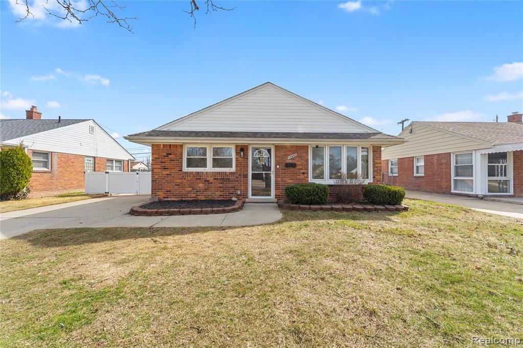 18055 Hinton Street, Riverview, MI 48193 Main Photo