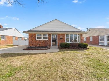 18055 Hinton Street, Riverview, MI 48193