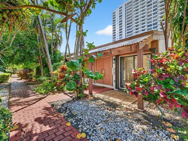 2619 S Parkview Dr, Hallandale Beach, FL 33009