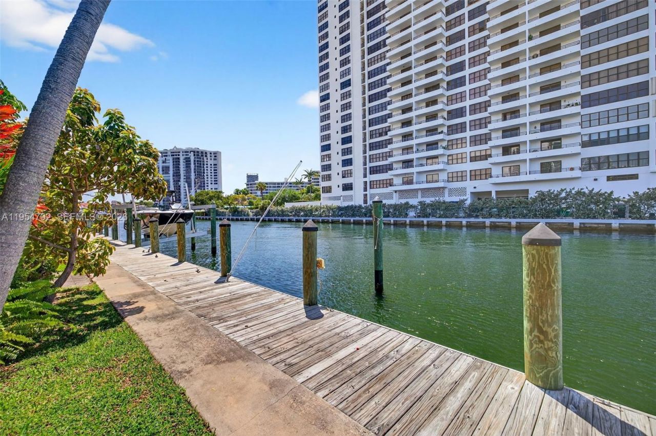 2619 S Parkview Dr, Hallandale Beach, FL 33009 Photo