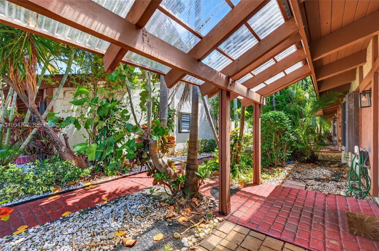 2619 S Parkview Dr, Hallandale Beach, FL 33009 Photo