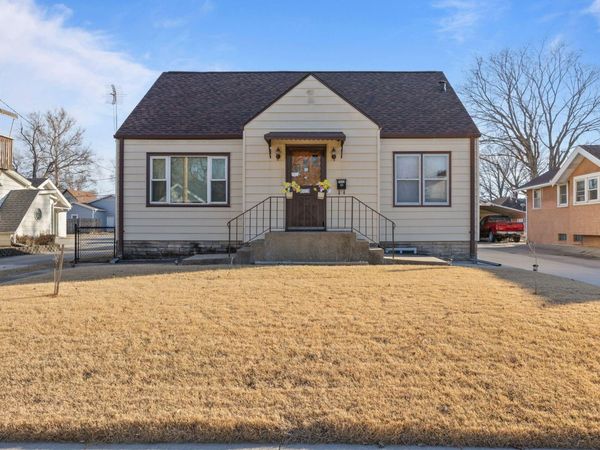 2433 E Walnut Street, Des Moines, IA 50317