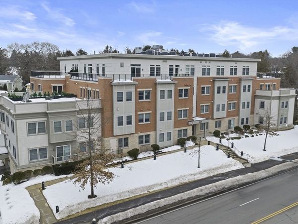 321 Hammond Pond Pkwy, Unit 105, Brookline, MA 02467