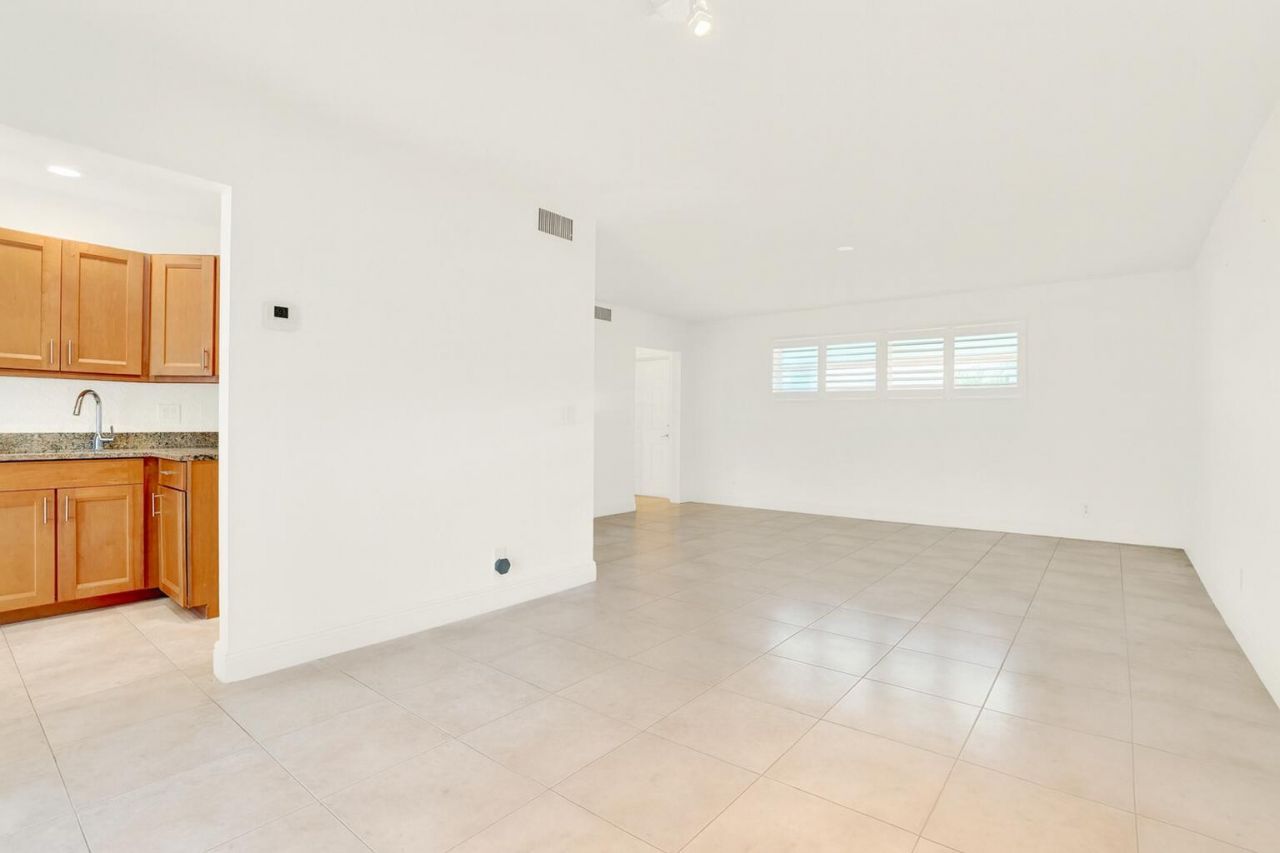 32 Colonial Club Drive, Unit 203, Boynton Beach, FL 33435 Photo