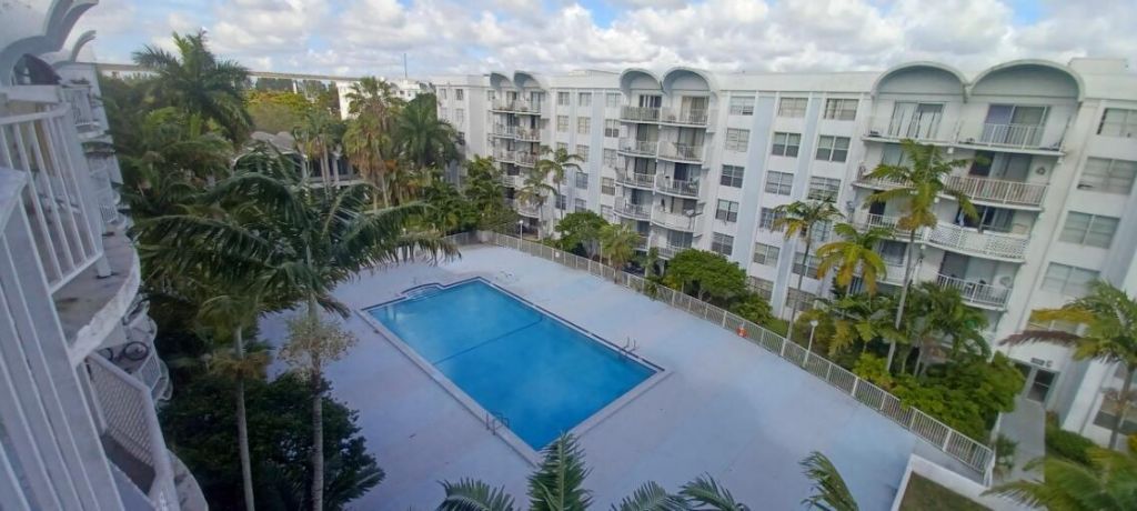 492 NW 165th St Road, Unit C-614, Miami, FL 33169 Photo