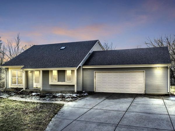 W313S6637 Spring DRIVE, Mukwonago, WI 53149