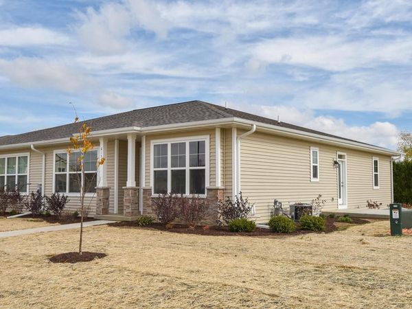 615 Hunter Oaks BOULEVARD, Unit B, Watertown, WI 53094