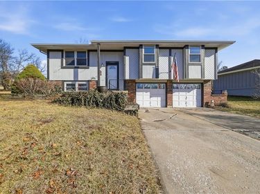 14801 Pine View Drive, Grandview, MO 64030