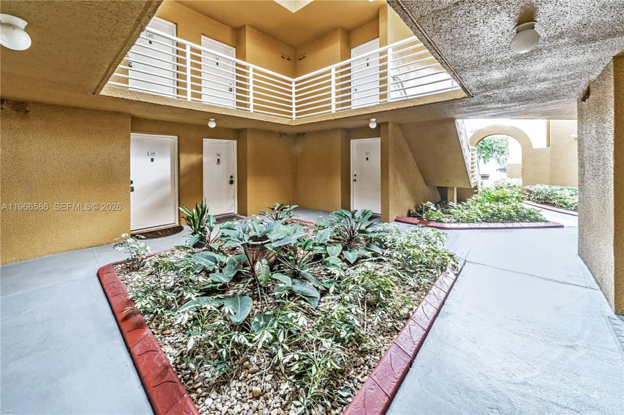 9705 Fontainebleau Blvd, Unit B107, Miami, FL 33172 Photo