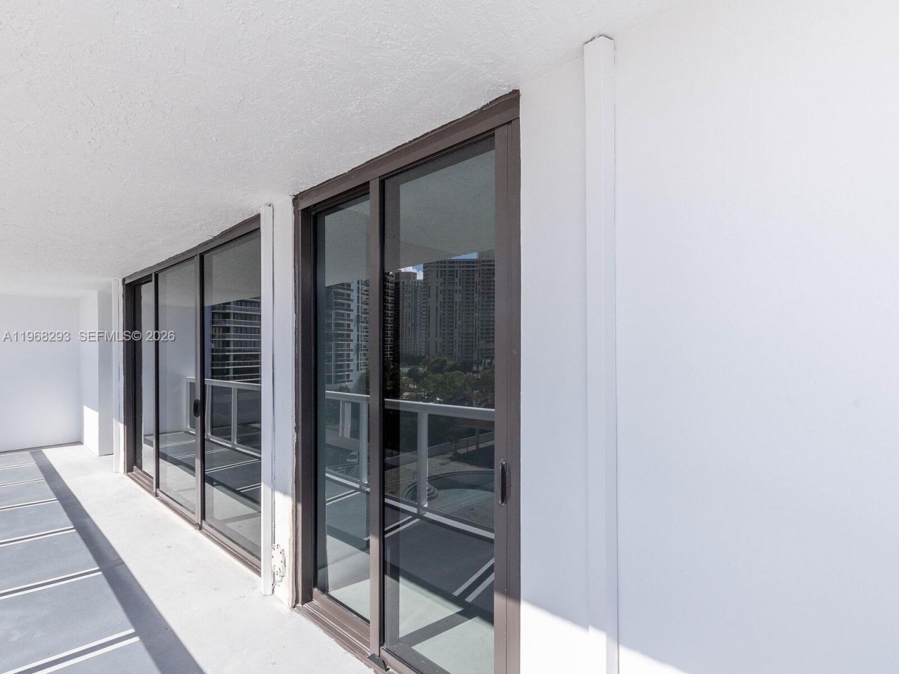 20505 E Country Club Dr , Unit 634, Aventura, FL 33180 Photo