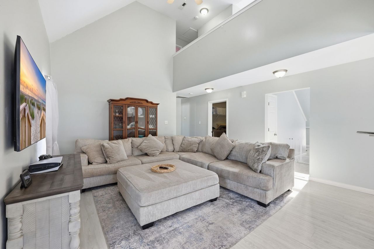 404 Coco Plum Ct. Photo 9