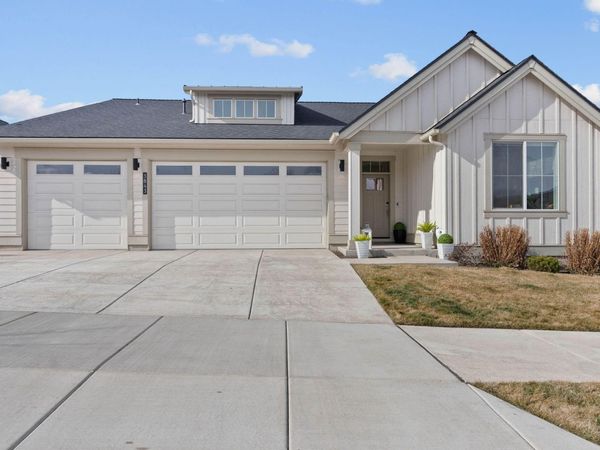 3843 NE Oakside Loop, Bend, OR 97701