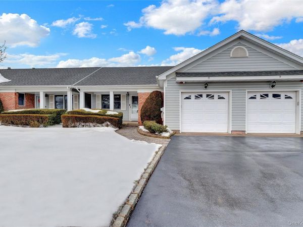11 Primrose Lane, North Babylon, NY 11703