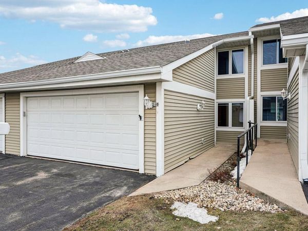 210 Hartford SQUARE, Hartford, WI 53027