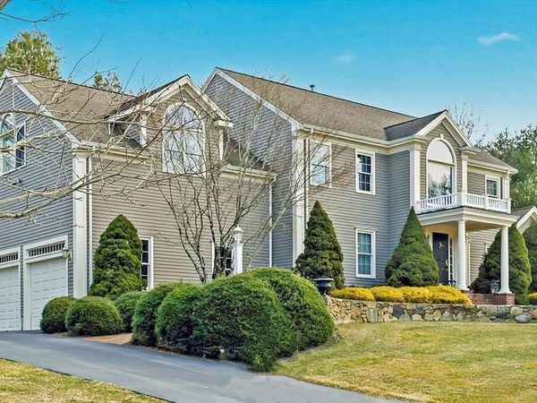 51 Farmside Dr, Pembroke, MA 02359