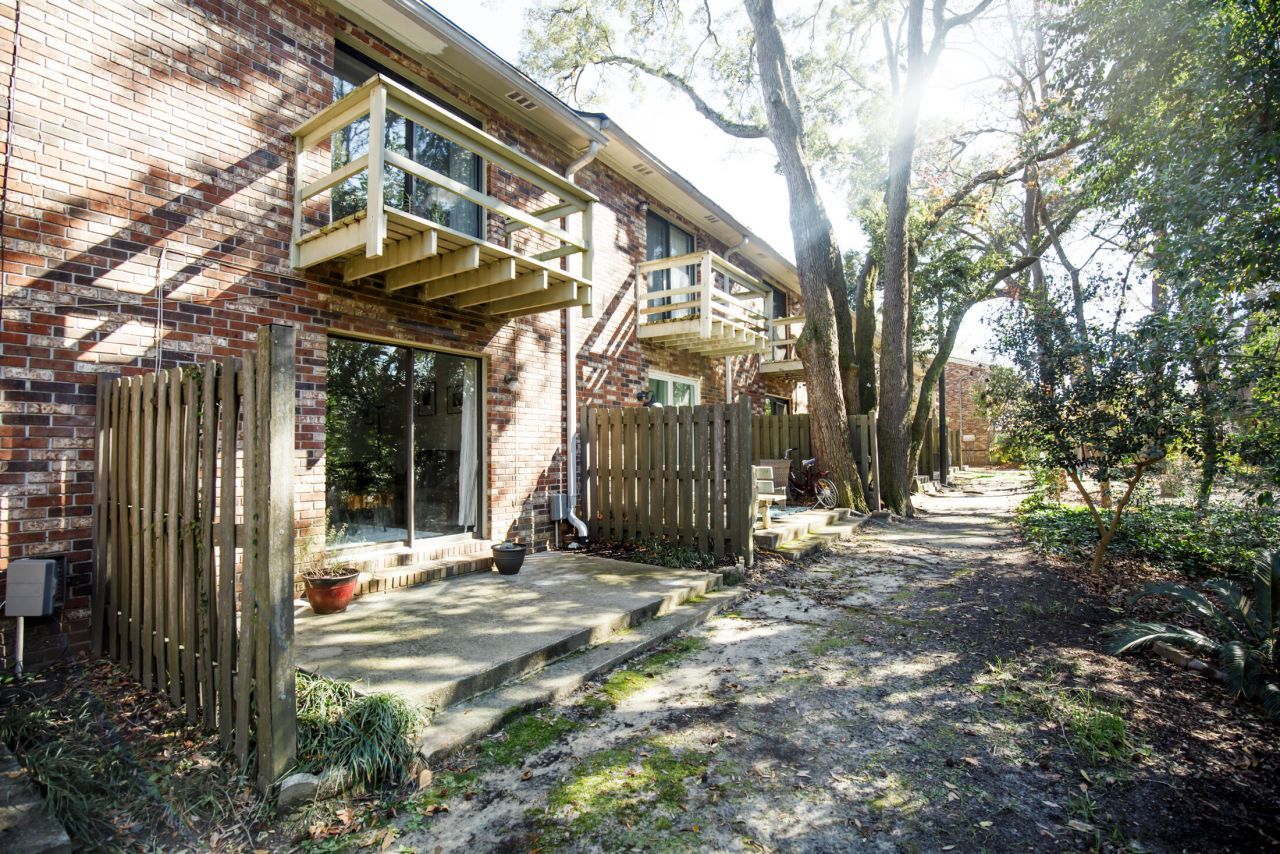 207 Saint Charles Court Photo 26