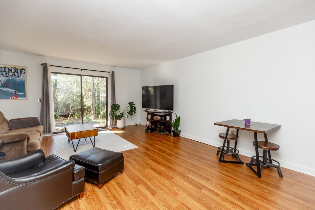 207 Saint Charles Court Photo 7