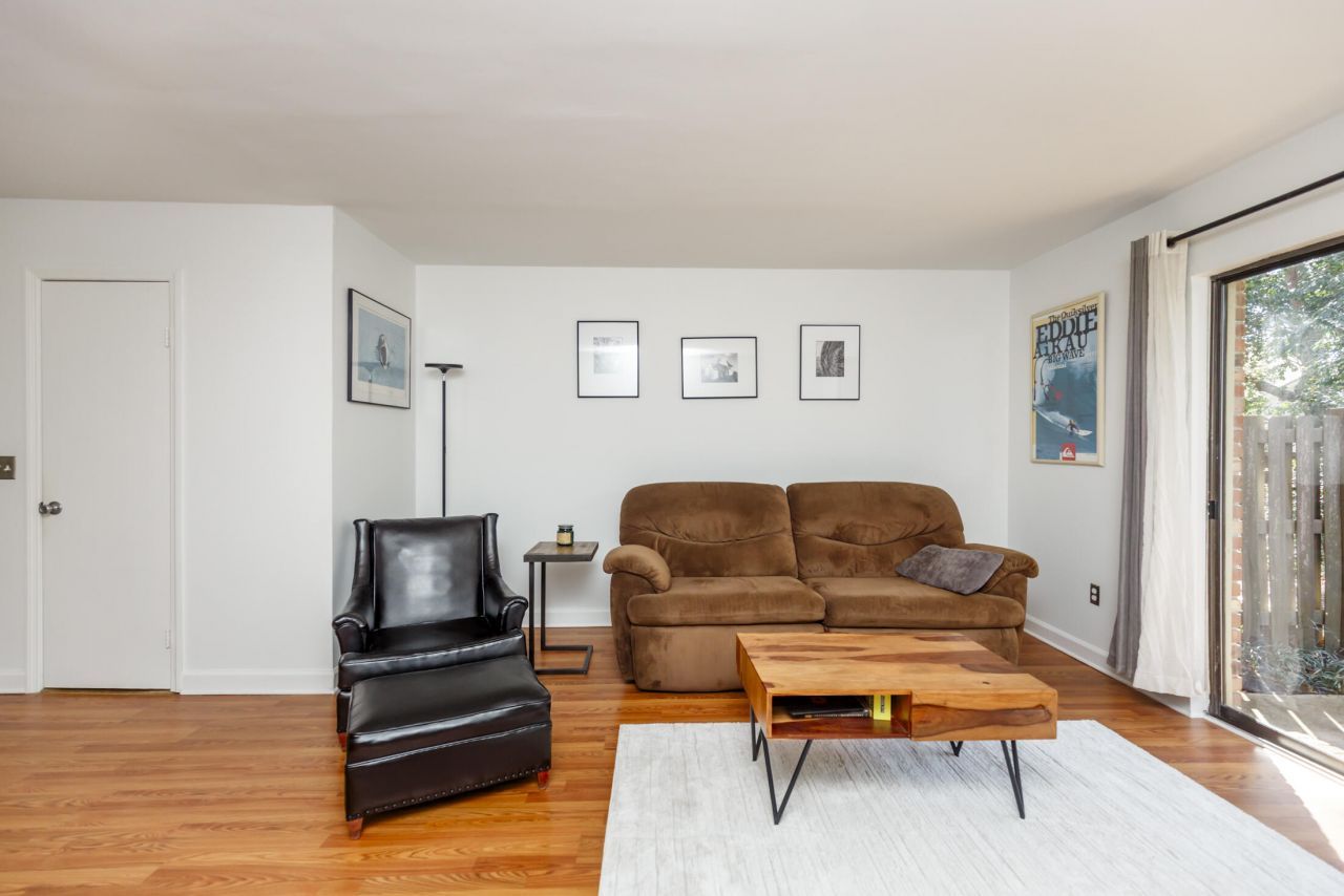 207 Saint Charles Court Photo 8