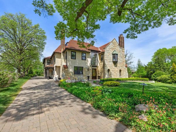 1014 Mount Curve Avenue, Minneapolis, MN 55403