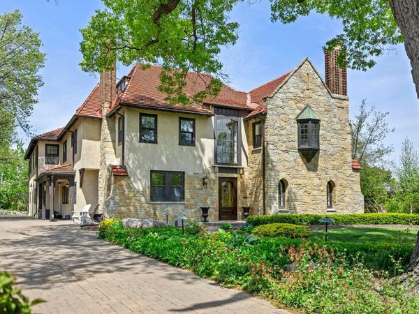 1014 Mount Curve Avenue, Minneapolis, MN 55403
