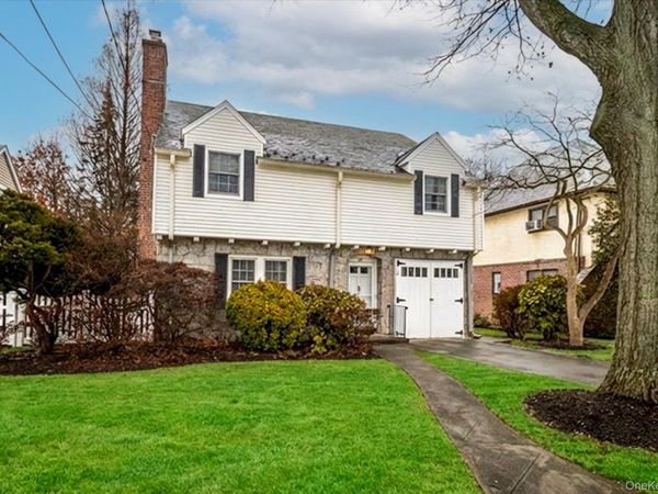 28 Saint Thomas Place , Malverne, NY 11565