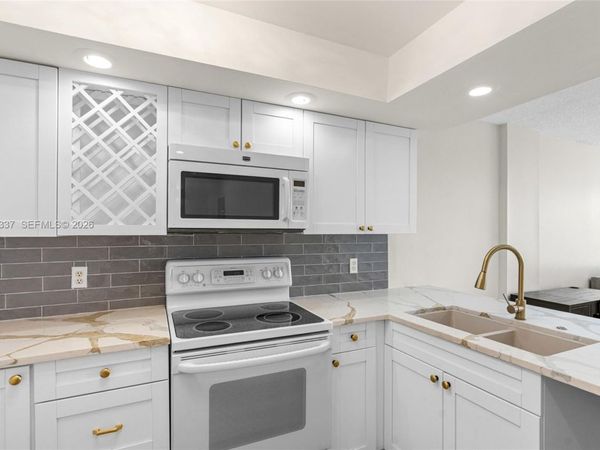 112 Royal Park Dr, Unit 3H, Oakland Park, FL 33309