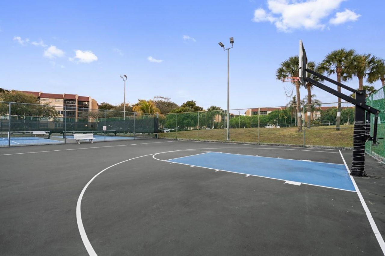 7080 Environ Boulevard, Unit 423, Lauderhill, FL 33319 Photo