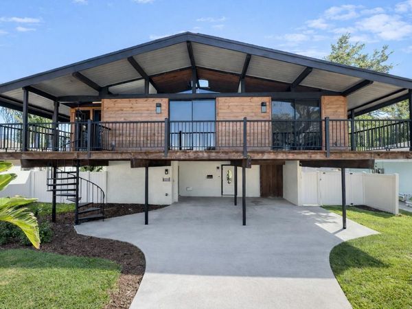 1942 NEW HAMPSHIRE AVENUE NE, ST PETERSBURG, FL 33703