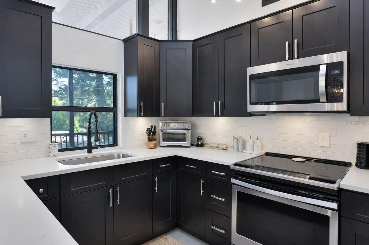 1942 New Hampshire Avenue Ne, Saint Petersburg, FL 33703 Photo