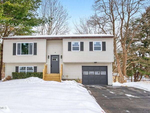 4 Royal Court, Stillwater, NY 12170