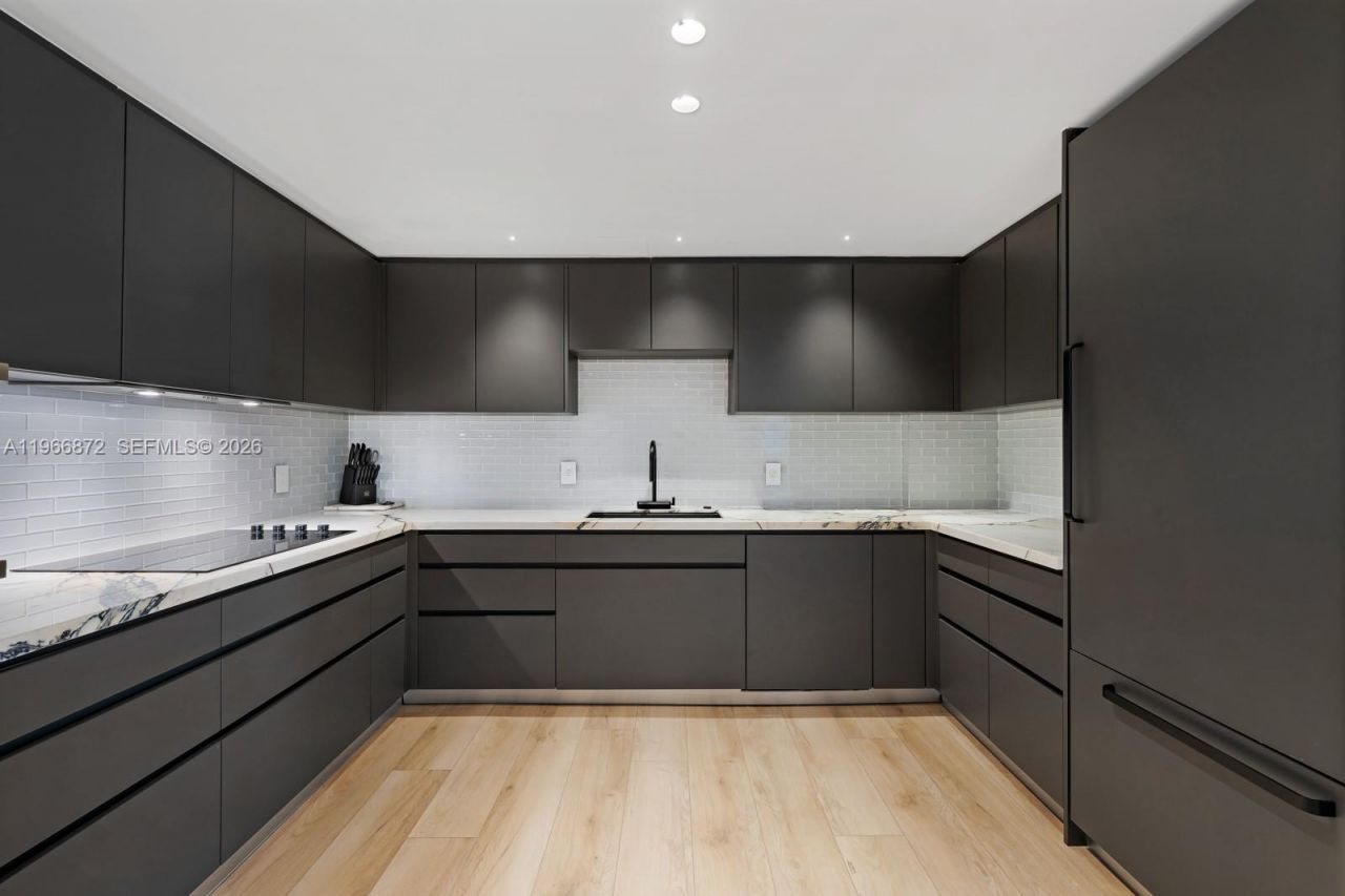 9111 E Bay Harbor Dr , Unit PH-D, Bay Harbor Islands, FL 33154 Photo