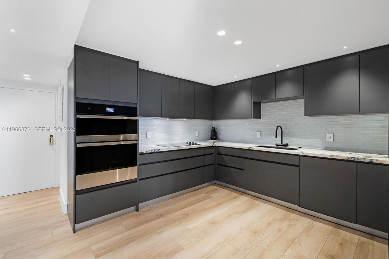 9111 E Bay Harbor Dr , Unit PH-D, Bay Harbor Islands, FL 33154 Photo