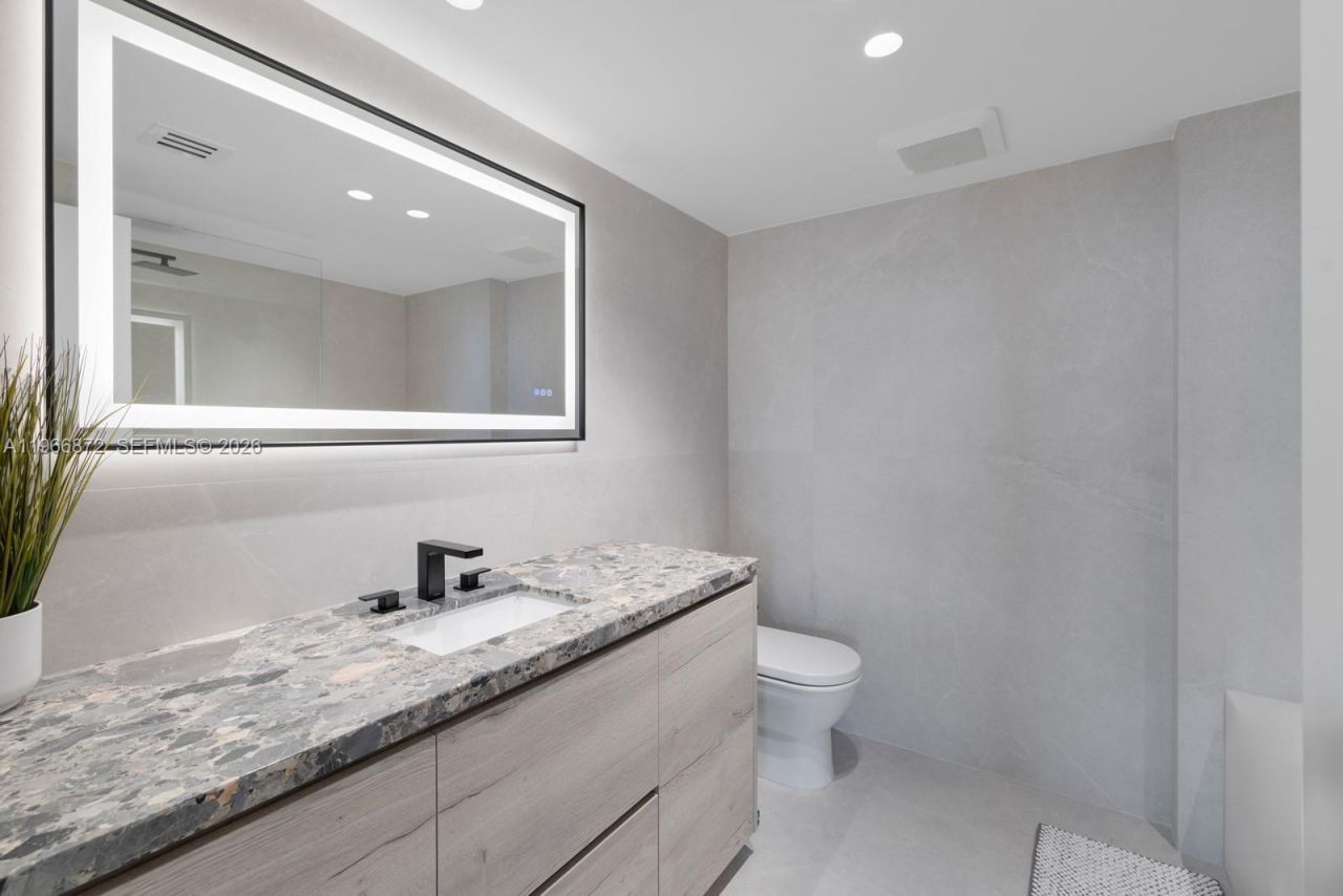 9111 E Bay Harbor Dr , Unit PH-D, Bay Harbor Islands, FL 33154 Photo