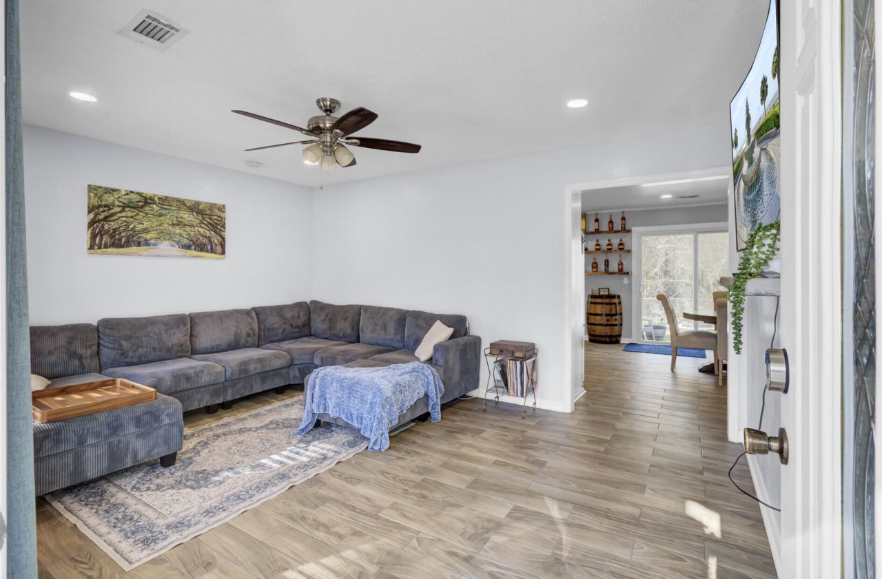 100 Catherine Street Photo 6