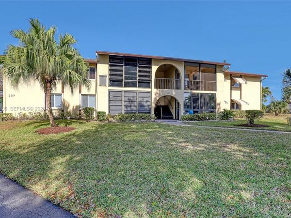 337 Pine Ridge Cir, Unit D-2, Green Acres, FL 33463