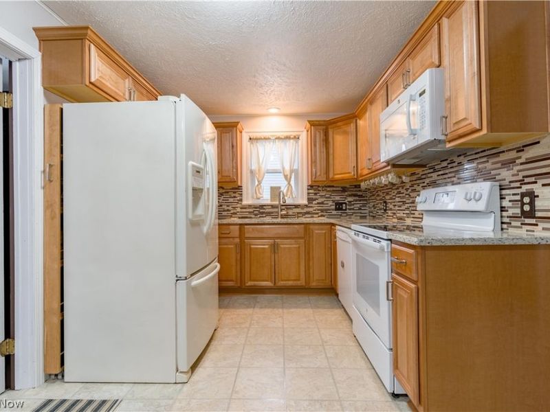 228 Hawk Avenue, Akron, OH 44312 Photo 9