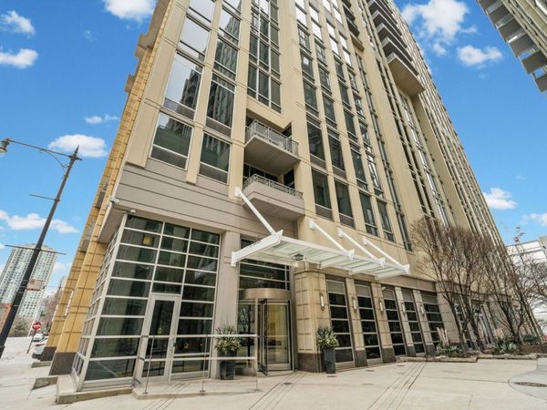 700 N Larrabee Street, Unit 1613, Chicago, IL 60654