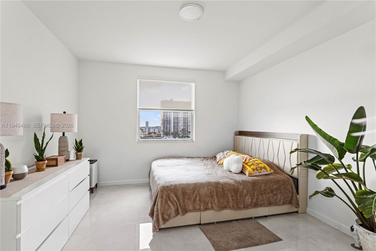 17150 N Bay Rd, Unit 2707, Sunny Isles Beach, FL 33160 Photo