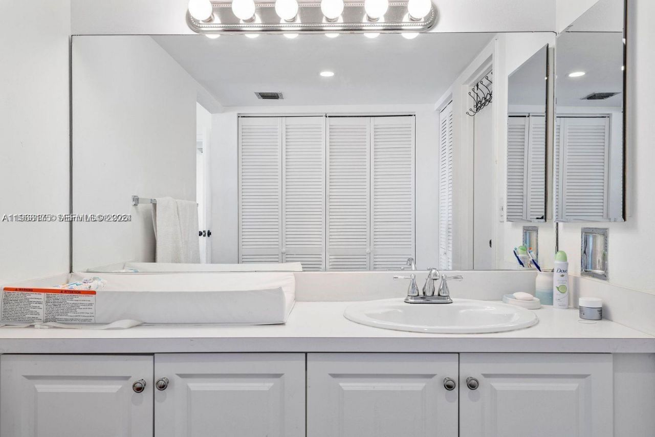 100 Bayview Dr , Unit 1418, Sunny Isles Beach, FL 33160 Photo