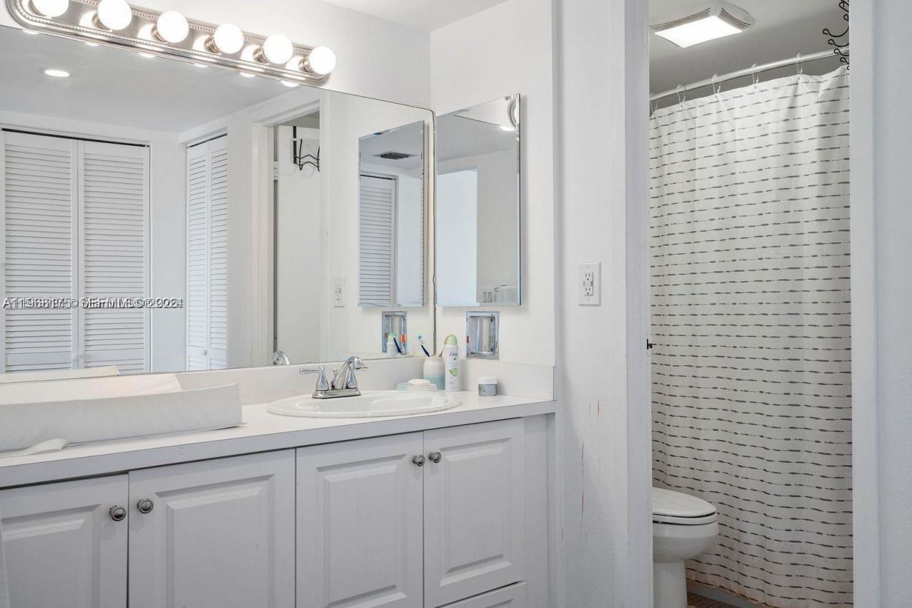 100 Bayview Dr , Unit 1418, Sunny Isles Beach, FL 33160 Photo