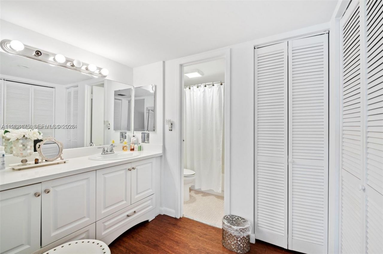 100 Bayview Dr , Unit 1418, Sunny Isles Beach, FL 33160 Photo