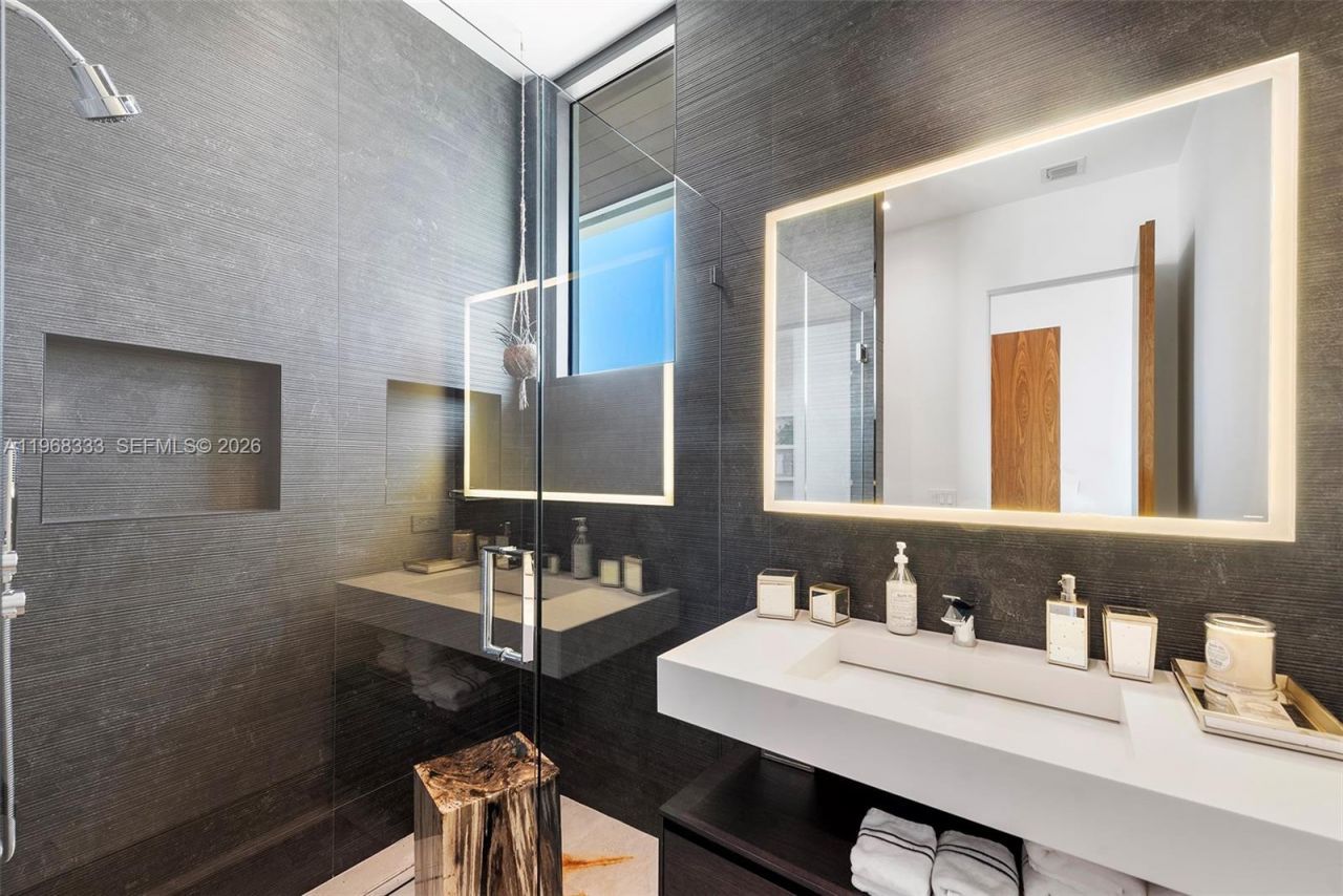 22 Isla Bahia Dr , Fort Lauderdale, FL 33316 Photo