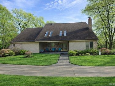 5106 Deer Run Circle, Orchard Lake Village, MI 48323
