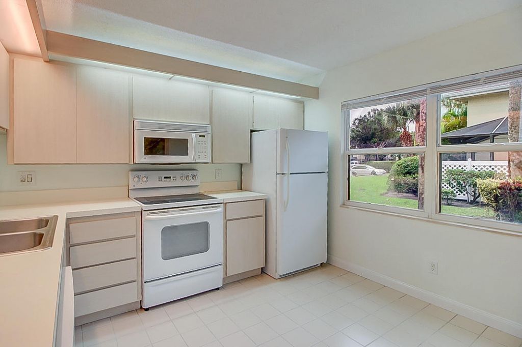 44 Essex Court, Unit B, Royal Palm Beach, FL 33411 Photo