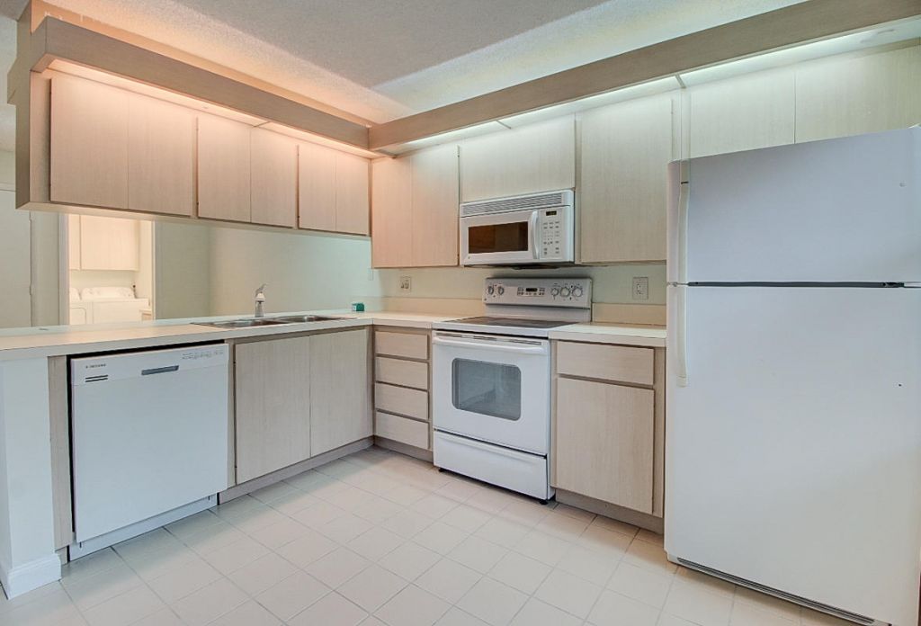 44 Essex Court, Unit B, Royal Palm Beach, FL 33411 Photo