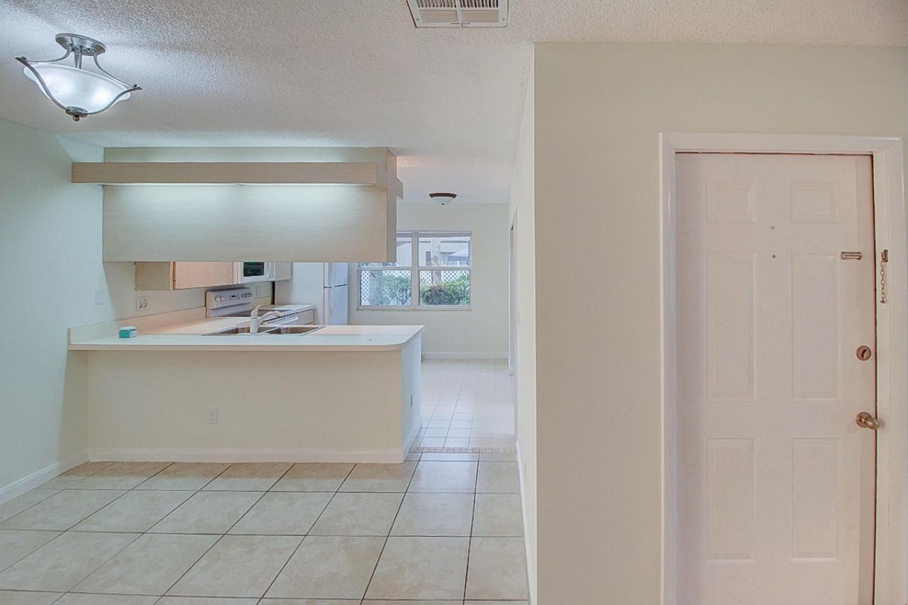 44 Essex Court, Unit B, Royal Palm Beach, FL 33411 Photo