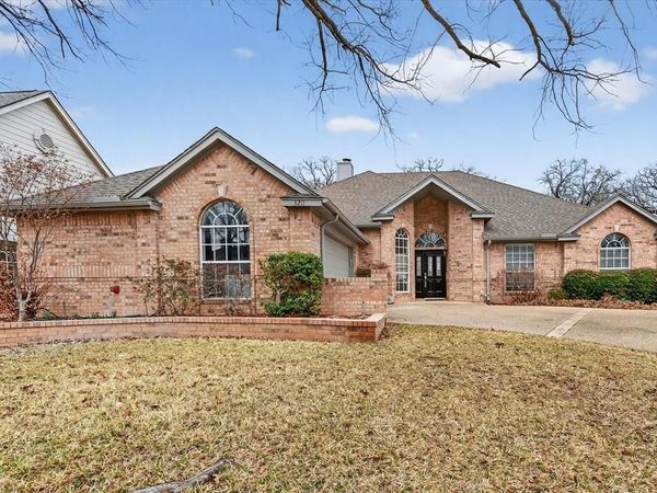 3211 Summergrove Drive, Arlington, TX 76001
