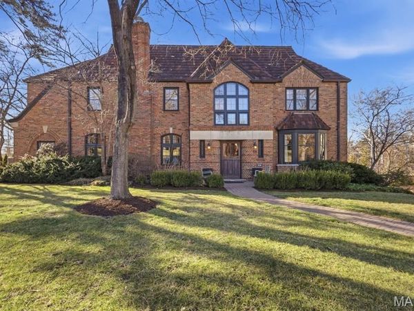 28 Lake Forest Drive, Richmond Heights, MO 63117