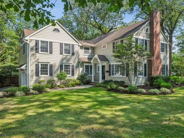 61 Oakwood Dr, New Providence, NJ 07974